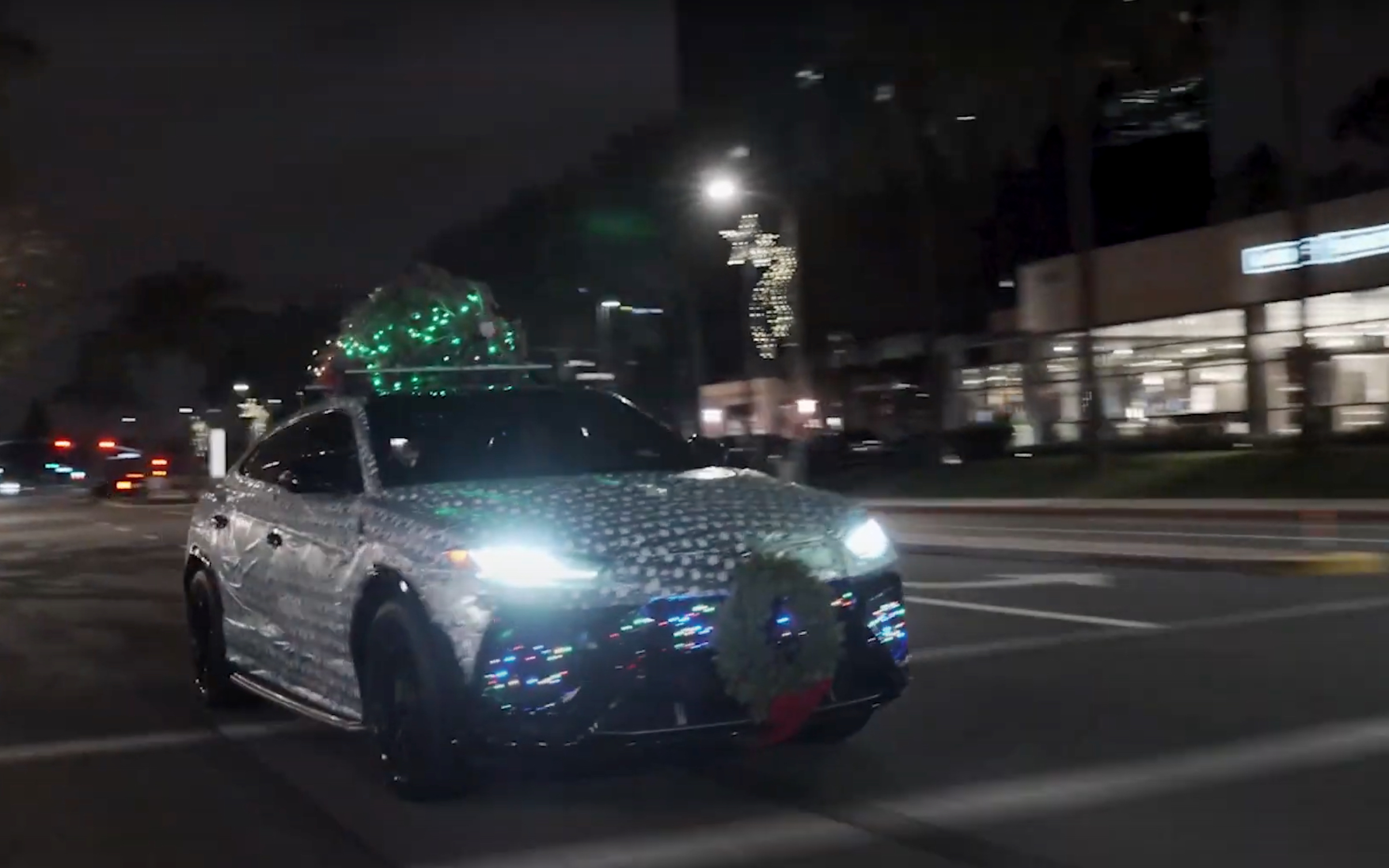 Блогер сделал из своего Lamborghini Urus рождественский подарок. Видео