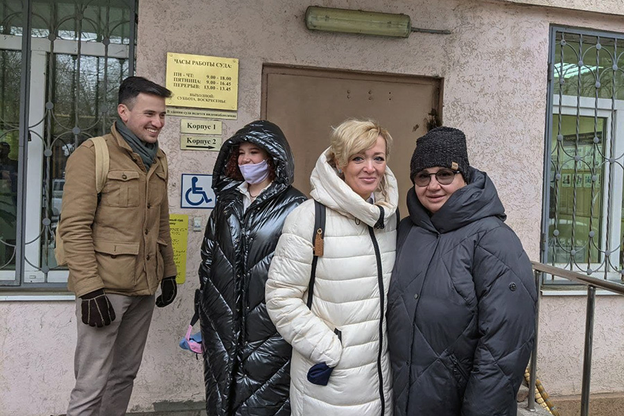 Анастасия Шевченко после заседания, ее дочь Влада (на заднем плане, справа)