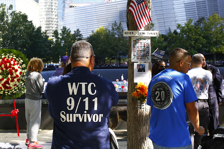 У мемориального комплекса в Нью-Йорке, где стояли башни-близнецы Всемирного торгового центра, у здания Пентагона, а также на месте падения самолета в Шанксвилле прошли траурные мероприятия
