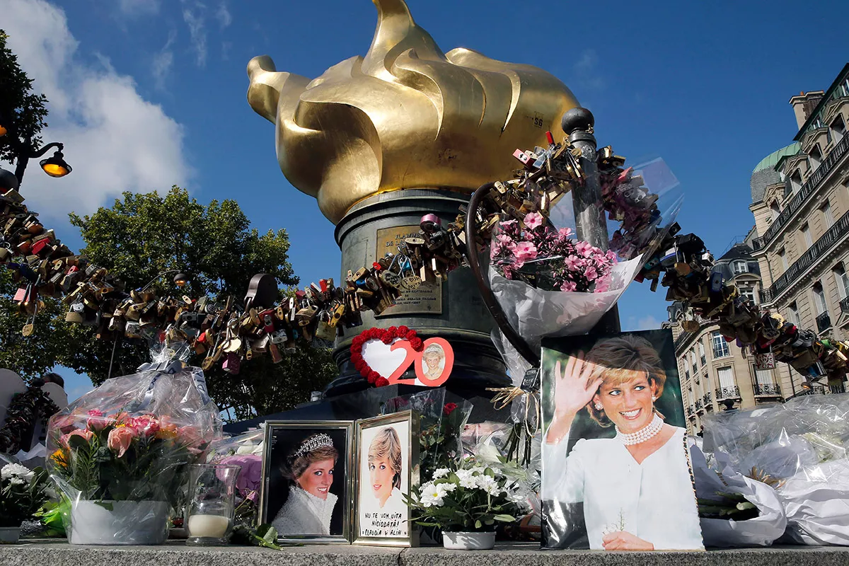 <p>Фото, цветы и послания,&nbsp;посвященные 20-й годовщине со дня смерти леди Дианы, у постамента статуи &laquo;Пламя Свободы&raquo; в Париже, 2017 год&nbsp;</p>
