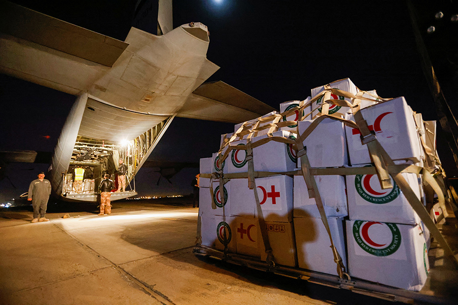 В Сирию прибывает гуманитарная помощь из других стран региона&nbsp;&mdash; ночью 7 февраля иранский самолет прибыл в международный аэропорт Дамаска с грузом для пострадавших (на фото), 115 т продовольствия и медикаментов сирийская сторона приняла от Алжира. Ливия сообщила, что направит военнослужащих инженерного полка для участия в поисково-спасательных работах