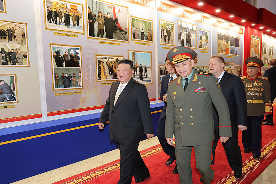 Ким Чен Ын и&nbsp;Сергей Шойгу&nbsp;также посетили&nbsp;выставку военной техники в Пхеньяне, приуроченную к 70-летию окончания Корейской войны