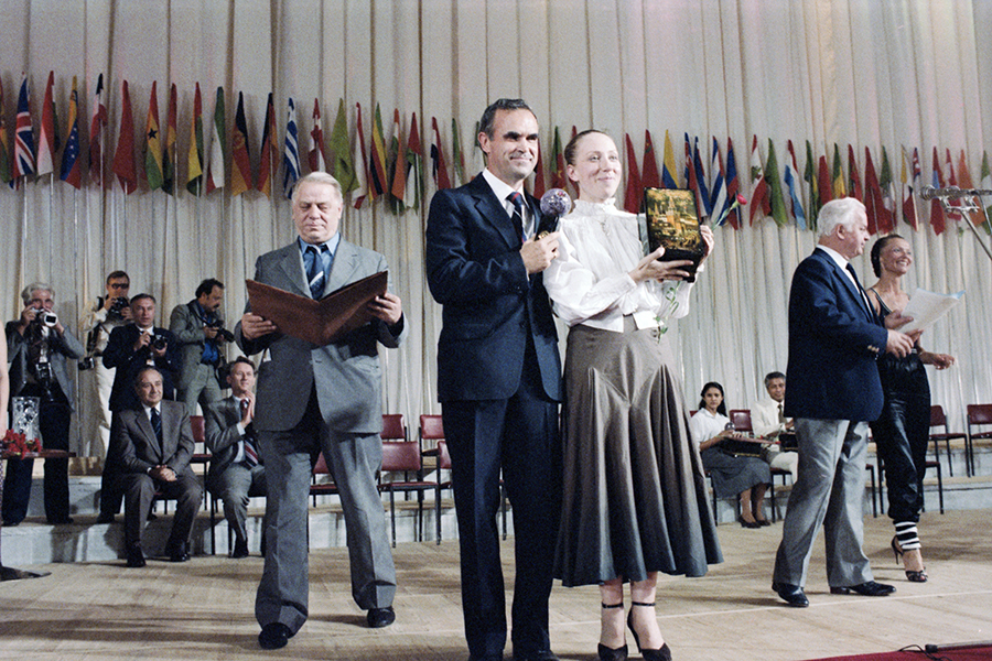 Панфилов и Чурикова во время вручения Золотого приза Московского международного кинофестиваля за фильм &laquo;Васса&raquo;.&nbsp;1983 год