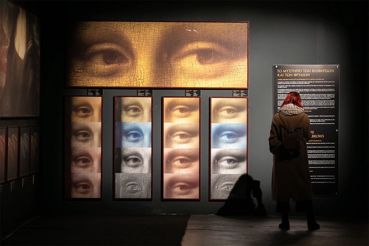 <p>Посетитель на выставке 2019 года в Афинах. Экспозиция была приурочена к 500-летию со смерти гения. Да Винчи родился&nbsp;15 апреля 1452 года в Италии и умер&nbsp;2 мая 1519 во Франции</p>