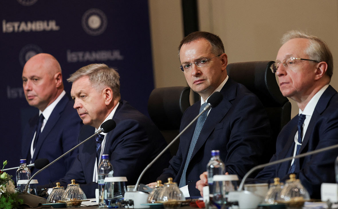 Делегации обсуждали&nbsp;меморандумы по урегулированию, которыми обменялись на прошлой встрече полтора месяца назад.&nbsp;По словам Мединского, по ним&nbsp;стороны пока &laquo;очень далеки&raquo; друг от друга. Но переговорщики готовы продолжать контакты, добавил он.