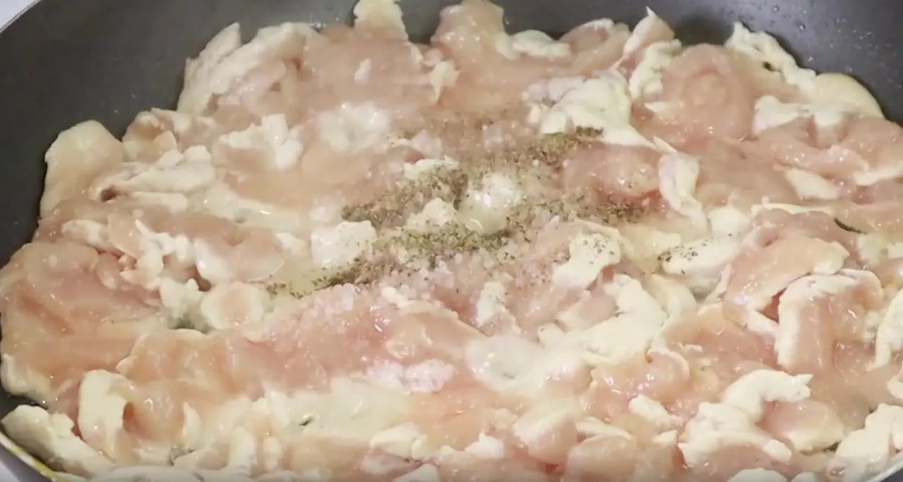 Отправьте курицу на сковородку