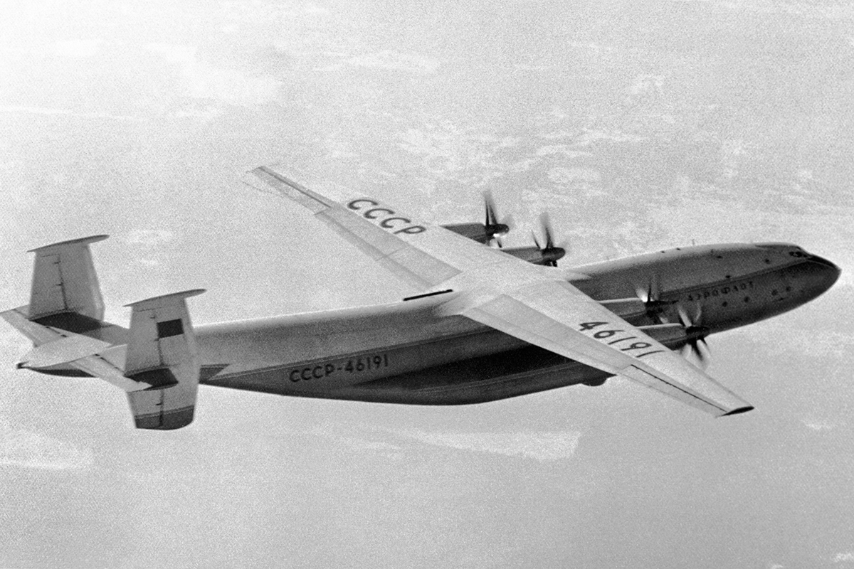 Тяжелый турбовинтовой транспортный самолет Ан-22 «Антей»