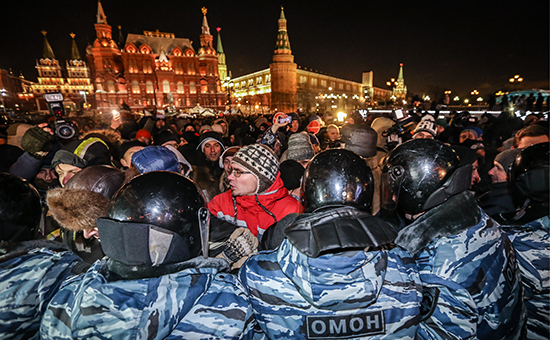 Сотрудники ОМОНа и участники несанкционированной акции в поддержку братьев Олега и Алексея Навальных на Манежной площади