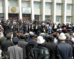 В Киргизии демонстранты завладели автоматами АК и гранатометом "Муха"
