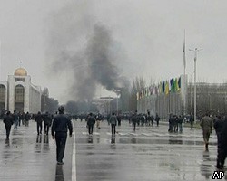 Очевидцы: В Бишкеке перед Домом правительства прогремели взрывы