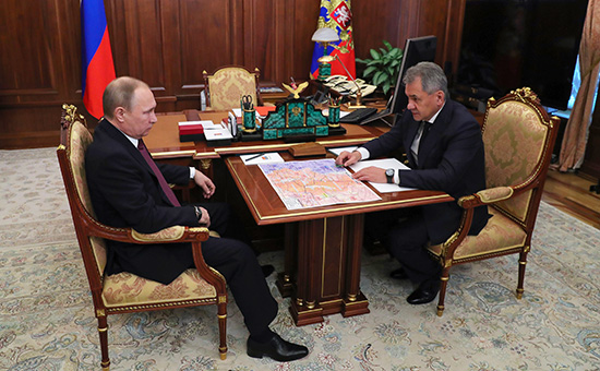 Президент России Владимир Путин и&nbsp;министр обороны РФ Сергей Шойгу (слева направо) во&nbsp;время встречи в&nbsp;Кремле
