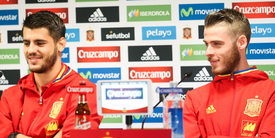 Альваро Мората (слева) и Давид де Хеа на пресс-конференции перед одним из матчей сборной Испании.