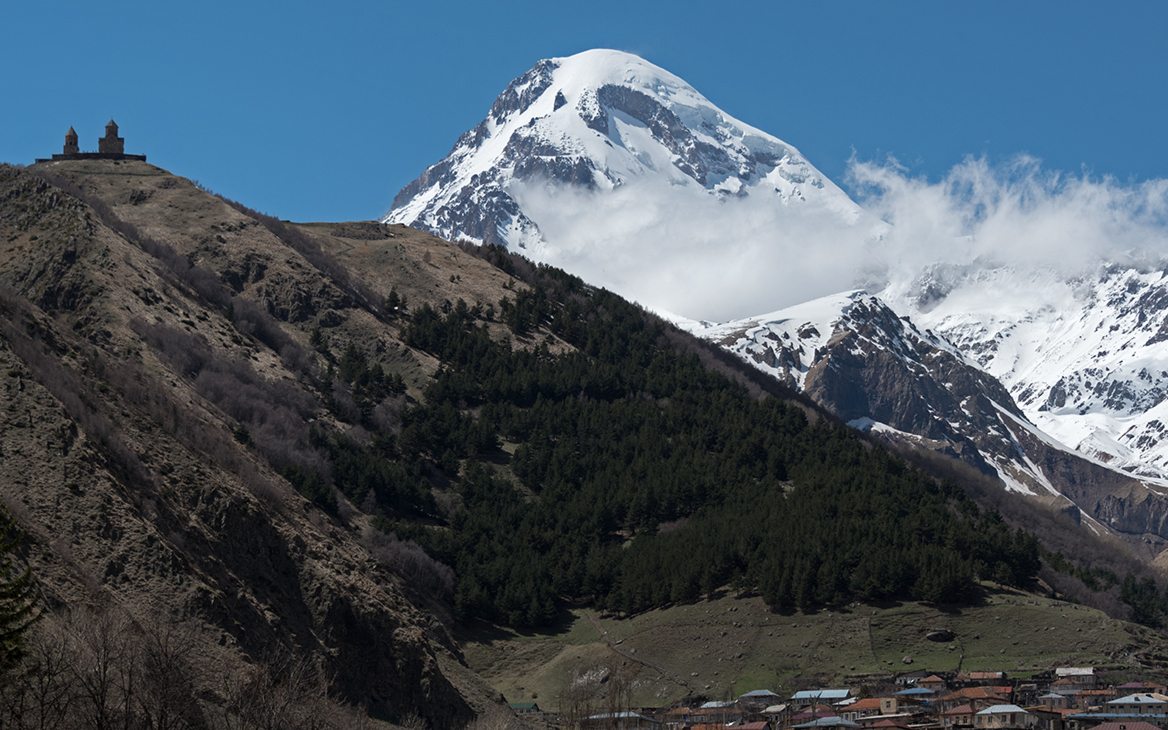 В Северной Осетии туристы попали под лавину на горе Казбек