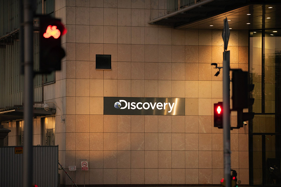 Американская медиакомпания Discovery объявила о приостановке вещания в России. Discovery принадлежит 15 развлекательных телеканалов, в их числе Animal Planet и Eurosport. В России у компании есть совместное предприятие с Национальной медиа группой