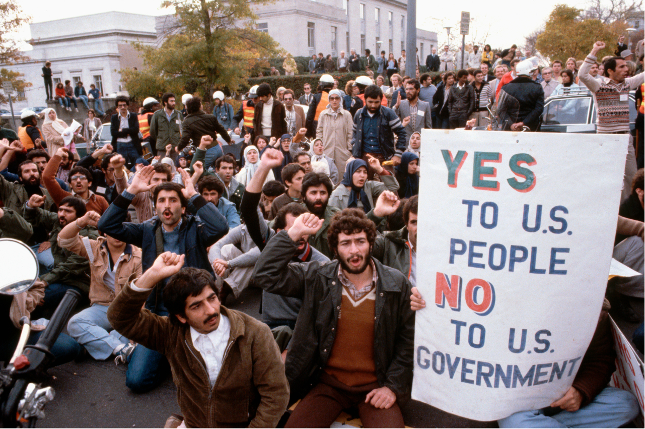 Иранцы, протестующие против визита в США шаха Ирана, на улице возле Белого дома в Вашингтоне, 1977 год
