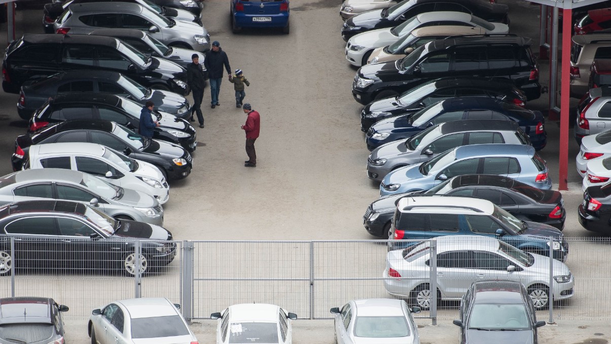 Тюменцы массово везут автомобили из Казахстана