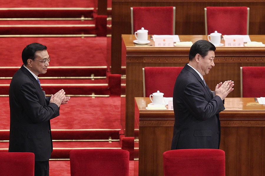 Вице-премьер Ли Кэцян (слева) и заместитель председателя КНР Си Цзиньпин перед заседанием Всекитайского собрания народных представителей в марте 2012 года
