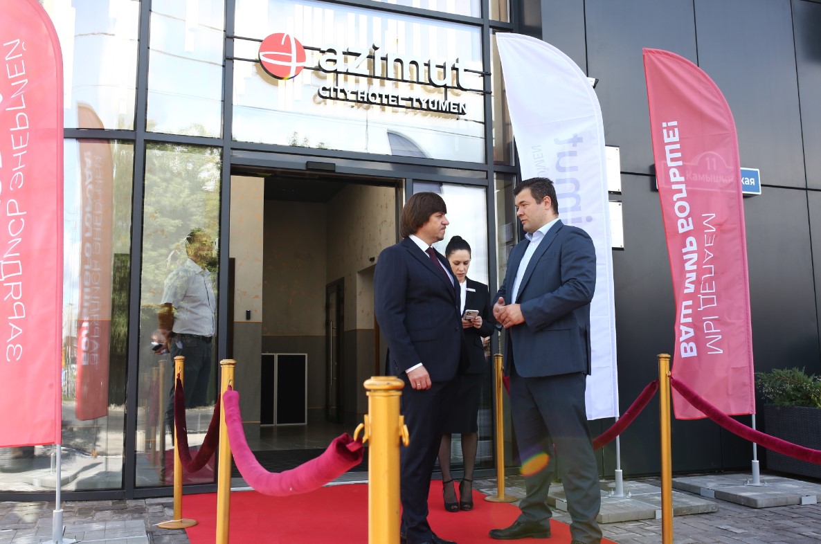 Глава Тюмени Максим Афанасьев и генеральный директор AZIMUT Hotels Максим Бродовский.
