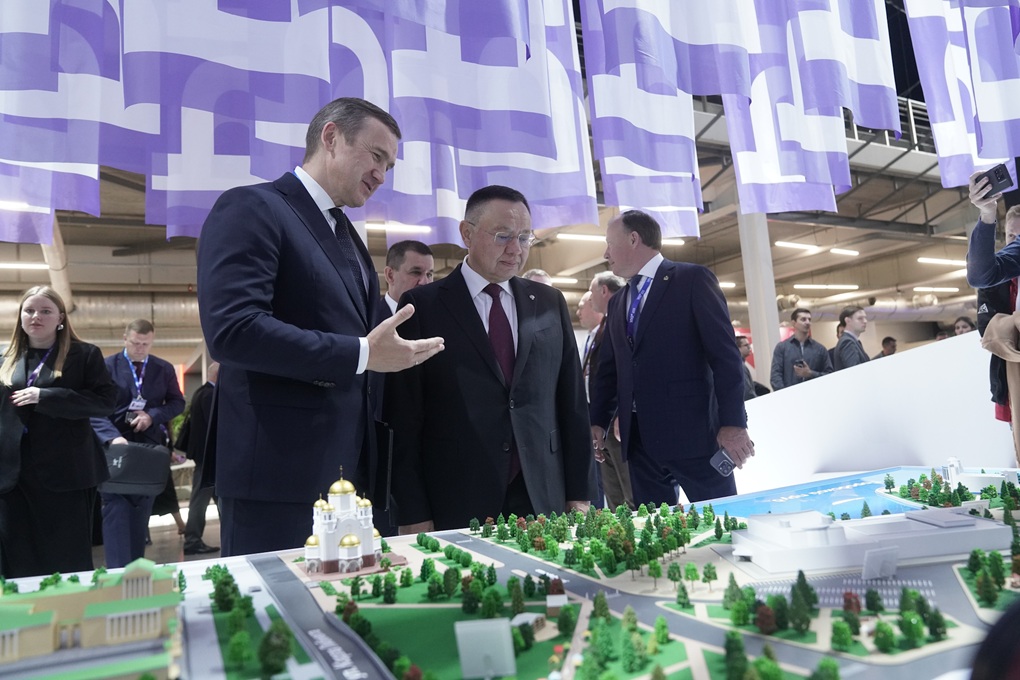 Глава компании Prinzip Геннадий Черных и министр строительства РФ