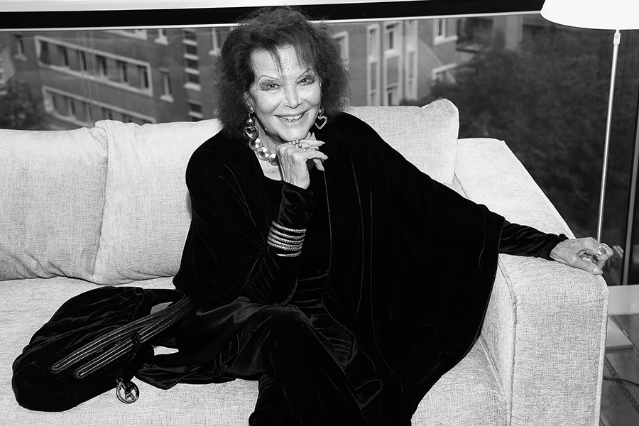 Клод Жозефин Роз Кардинале, впоследствии известная как Клаудия, родилась в 1938 году в Тунисе, где в возрасте 18 лет выиграла конкурс красоты как самая красивая итальянка и в качестве награды получила возможность поехать на Венецианский кинофестиваль. Там она познакомилась со своим будущим мужем и кинопродюсером Франко Кристальди, который заключил с ней многолетний контракт.

Международную известность Кардинале получила после роли в ленте Лукино Висконти &laquo;Рокко и его братья&raquo;. C начала 1960-х годов Кардинале стала одной из самых популярных актрис итальянского кино. После успеха &laquo;Рокко&raquo; она продолжала работать с Висконти, появившись в фильмах &laquo;Леопард&raquo; 1963 года, &laquo;Туманные звезды Большой Медведицы&raquo; 1965-го и &laquo;Семейный портрет в интерьере&raquo; 1974-го. Параллельно со съемками в &laquo;Леопарде&raquo; Кардинале снялась еще в одном шедевре итальянского кино 1960-х&nbsp;&mdash; трагикомедии &laquo;Восемь с половиной&raquo; Федерико Феллини.

Кардинале снималась в кино до старости&nbsp;&mdash; последний фильм с ее участием датируется 2022 годом. Среди фильмов с ее участием драма &laquo;Мать&raquo; (1991) Анри Вернёя, комедия &laquo;Злоумышленники, как всегда, остались неизвестны&raquo; (1958) Марио Моничелли и драма &laquo;Красная палатка&raquo; (1969) Михаила Калатозова.

Клаудия Кардинале скончалась 23 сентября в возрасте 87 лет в окружении семьи, причина смерти не разглашалась.

Читать больше