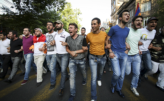 Протестующие в Ереване

Архивное фото
