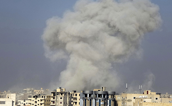 Дым после авиаудара по сирийскому городу Ракка. Архивное фото