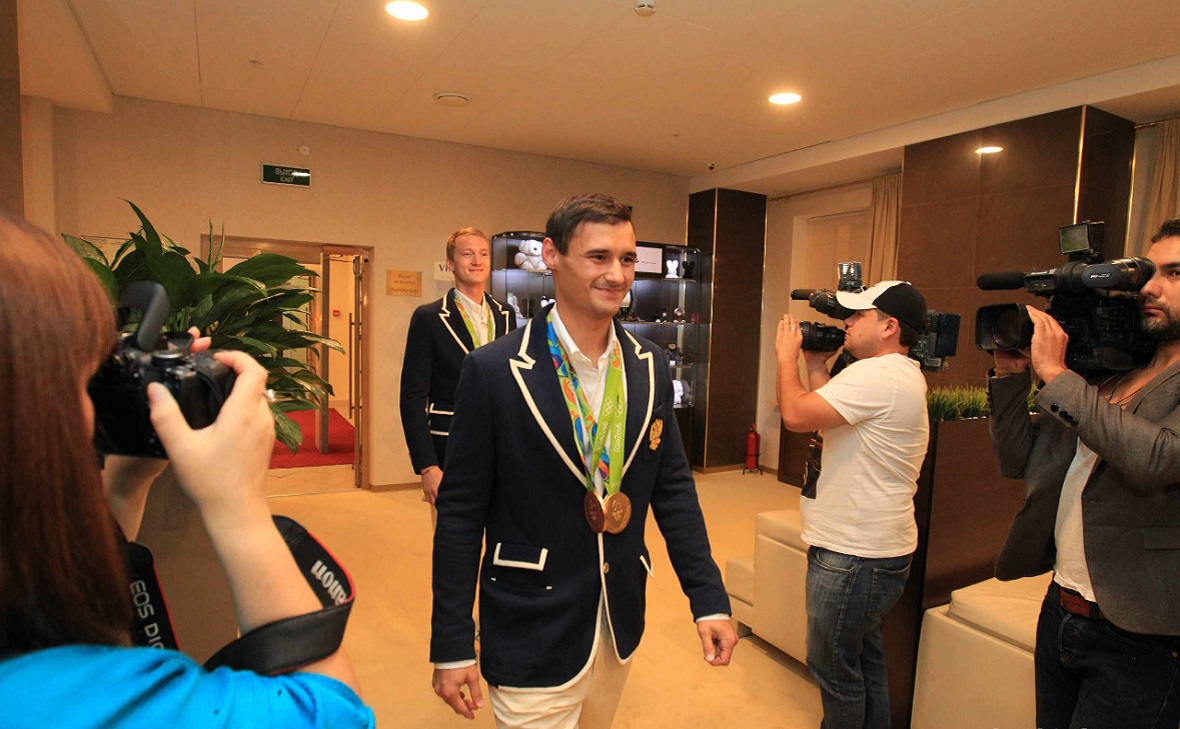 Встреча победителей Олимпиады-2016 Тимура Сафина (на первом плане) и Артура Ахматхузина в аэропорту Уфы