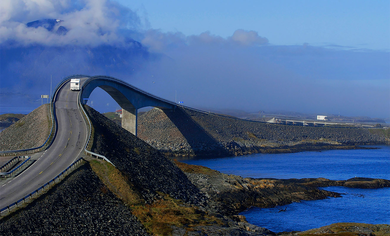 Двухполосное шоссе длиной в 8,3 км с 2005&nbsp;г. носит титул строения века в Норвегии и считается лучшей туристической дорогой в мире. Постройка трассы стоила 15,4 млн долларов, а проезд по ней первые 10 лет был платным. Шоссе связывает ряд островов в Атлантическом океане и оборудована смотровыми площадками для любителей эффектных селфи, а также специальными помостами для тех водителей, кто вдруг решит половить рыбу. Основная достопримечательность трассы &mdash; зигзагообразный мост, который местные называют &laquo;пьяным&raquo;.
