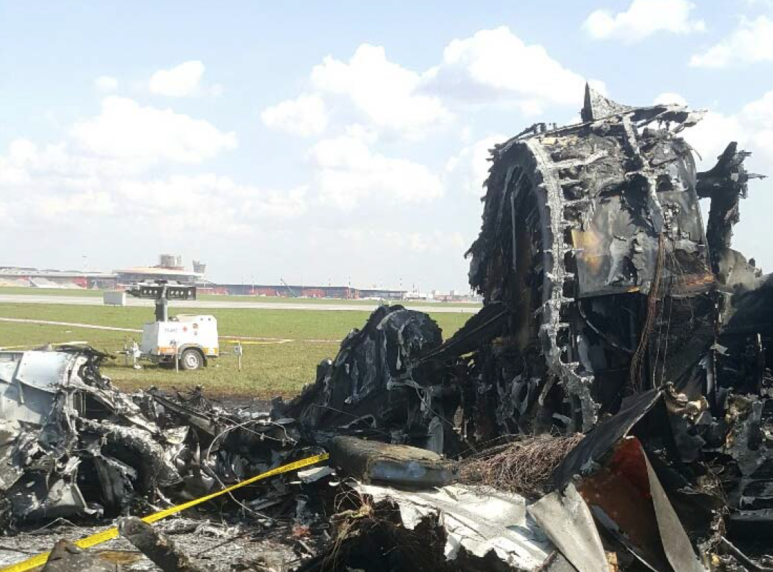 Самолет загорелся после удара о взлетно-посадочную полосу