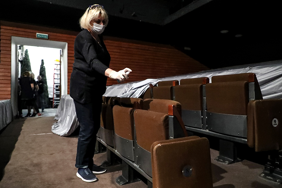 Сотрудница проводит дезинфекцию поверхностей в Театре на Таганке