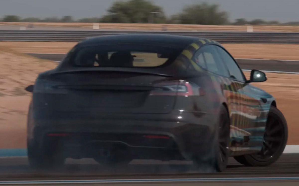Видео: самая мощная Tesla устроила дрифт на гоночном треке