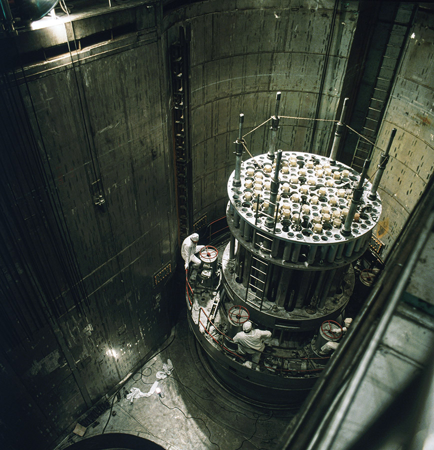 На фото: герметизация верхней части реактора после замены топлива на четвертом энергоблоке, ЗАЭС, 26 октября 1993