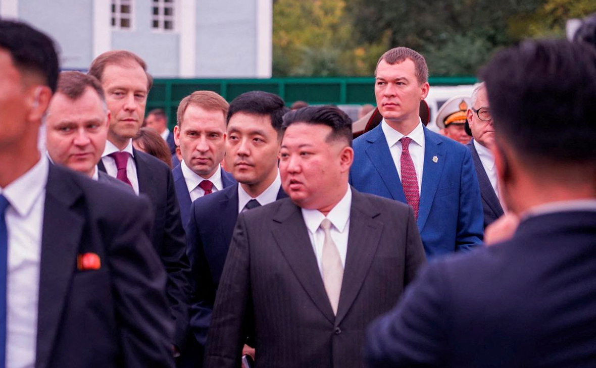 Ким Чен Ын (в центре), Денис Мантуров (второй слева) и Михаил Дегтярев (справа)