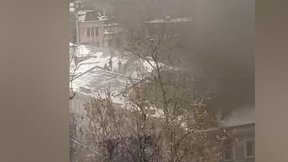 Люди спасались от пожара на крыше дома в Москве. Видео