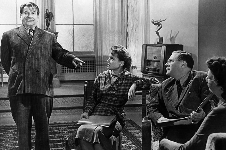 Игорь Ильинский (слева) и Людмила Гурченко в фильме Эльдара Рязанова &laquo;Карнавальная ночь&raquo;, 1956 год