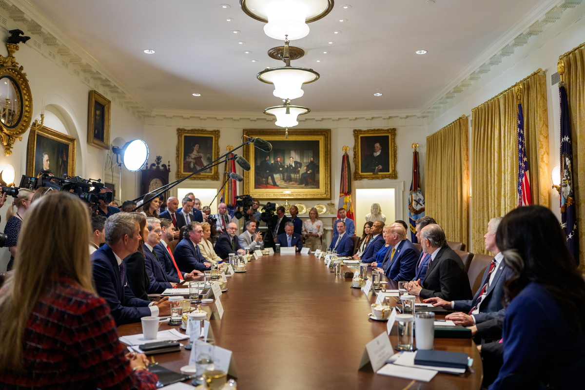 Президент США проводит заседание кабинета министров в Белом доме