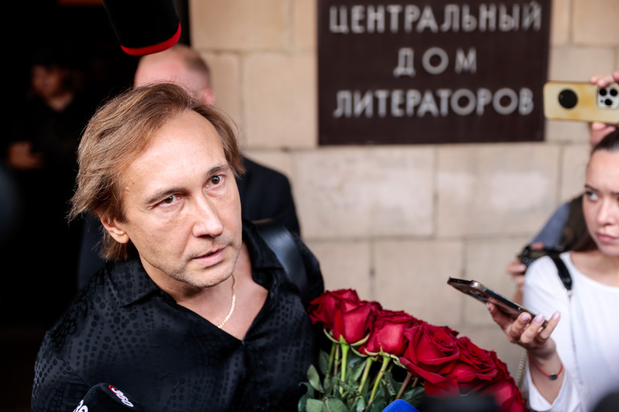 Режиссер Николай Лебедев назвал смерть коллеги колоссальной потерей. Он считает, что работы Митты переживут свое время и продолжат оставаться актуальными