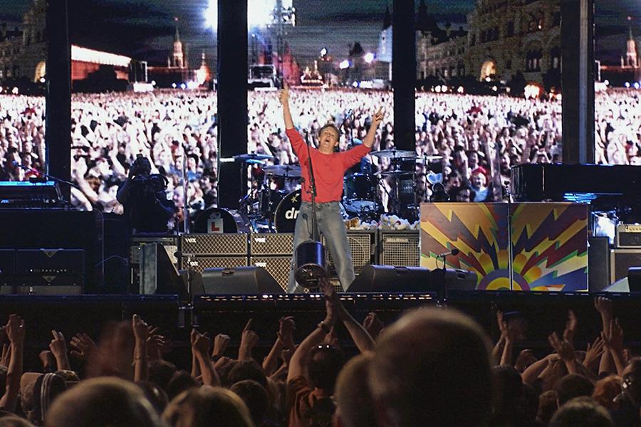 Легендарный певец и композитор Пол Маккартни&nbsp;выступает в Москве на Красной площади,&nbsp;24 мая 2003 года