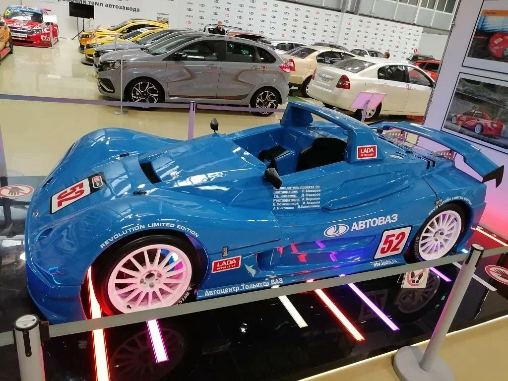 Ходовой экспонат Lada Revolution ведет свою историю с 2003 года, когда засветился на выставках в Москве и Париже. Годом позже впервые автомобиль принял участие в соревнованиях в мае 2004 года. Затем участвовал как в моносерии, так и в соревнованиях мирового уровня: в 2005 году на гонках HORN Gran Prix 1003 km в Литве автомобиль победил в классе А1600 и занял второе место в абсолютном зачете. В музее появился после реставрации в 2019-м.

Среднемоторный заднеприводный родстер Revolution с кузовом из стального каркаса и навесными панелями из алюминия и стеклопластика оснащен 1,6-литровым турбомотором мощностью 150&ndash;200 л.с., который работает в паре с механической 6-ступенчатой секвентальной коробкой передач. Разгон с места до сотни 6,5 с, а максимальная скорость достигает 260 км/ч