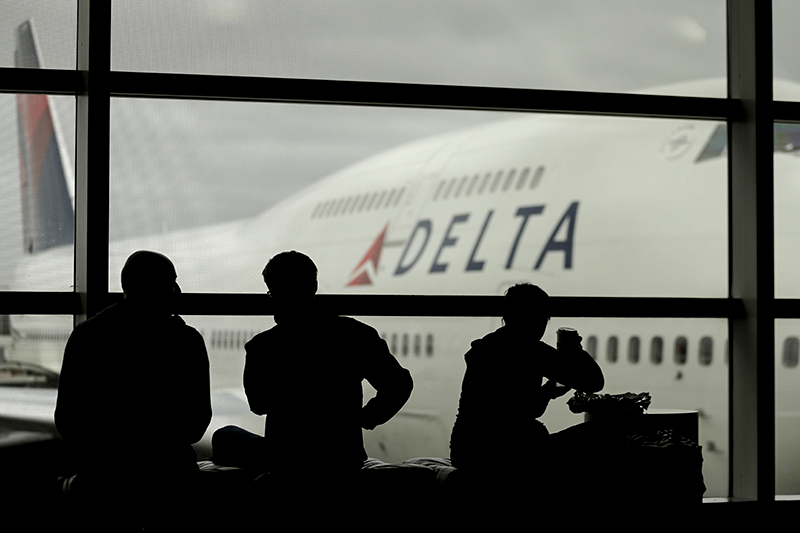 Delta Air Lines

Пассажиропоток:  170 млн человек (07.2014&ndash;07.2015)

В 2004 году Delta Air Lines предприняла попытку избежать банкротства, сократив сотрудников, снизив зарплаты и&nbsp;введя новые рейсы. Но план не&nbsp;сработал&nbsp;&mdash; 14 сентября 2005 года компания была вынуждена объявить о&nbsp;начале процедуры реорганизации (глава 11 Кодекса США о&nbsp;банкротстве). Задолженность Delta Air Lines на&nbsp;тот момент составляла $20,5 млрд. По расчетам экспертов компании New Generation Research, это банкротство стало девятым по&nbsp;масштабам за&nbsp;всю историю&nbsp;США. Тем не&nbsp;менее&nbsp;в&nbsp;2007 году компания смогла стабилизировать ситуацию. По состоянию на&nbsp;июль 2015 года Delta Air Lines перевозила более 170 млн человек в&nbsp;год
