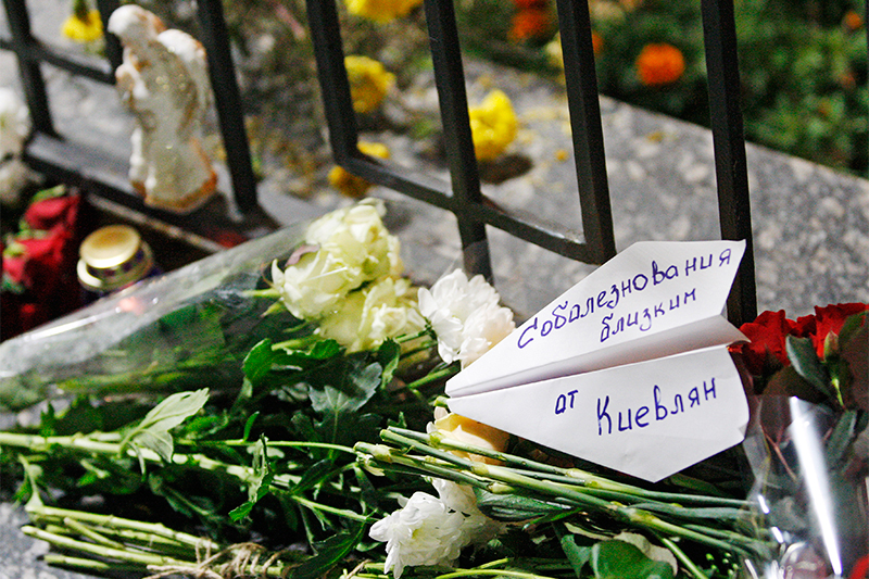 Цветы и свечи у посольства России в память о жертвах авиакатастрофы самолета Airbus A321