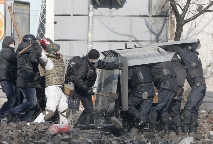 Украина в огне: новые жертвы и захваты органов власти