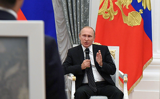 Президент России Владимир Путин во&nbsp;время встречи с&nbsp;фракцией &laquo;Единая Россия&raquo; и&nbsp;экспертами в&nbsp;Кремле. 6 сентября 2016 года


