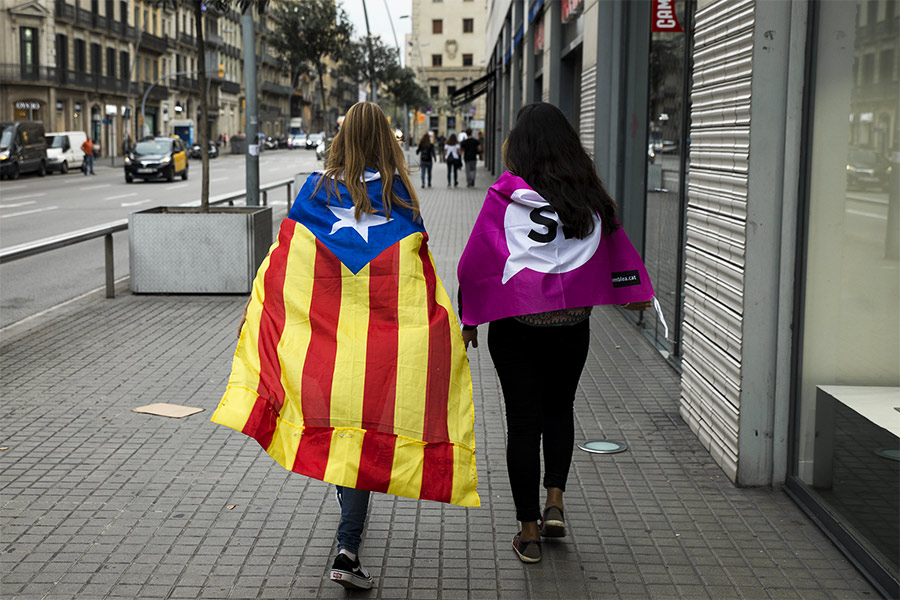 По последним опросам, проведенным накануне голосования, 61% каталонцев считали, что референдум не будет легитимным, а более 80% были уверены, что наилучший выход из ситуации согласованный с Испанией референдум. До начала активной фазы противостояния сторонников и противников независимости Каталонии было почти поровну, а по некоторым опросам, на отделении​ настаивали не более 40% каталонцев.
