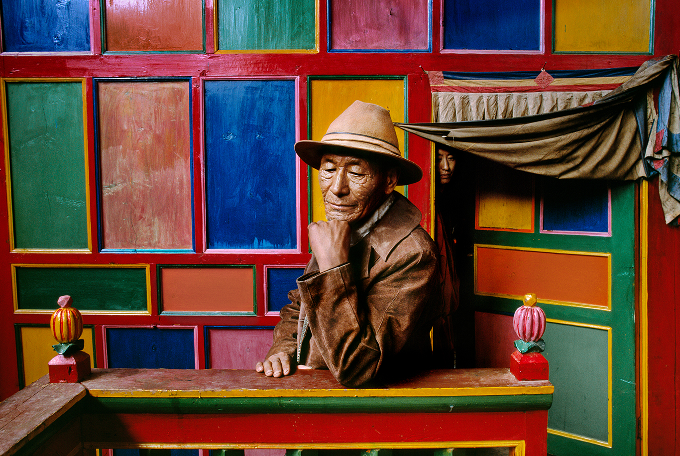 Стив МакКарри. Паломник в монастыре Дранго. Кхам, Тибет, 1999

