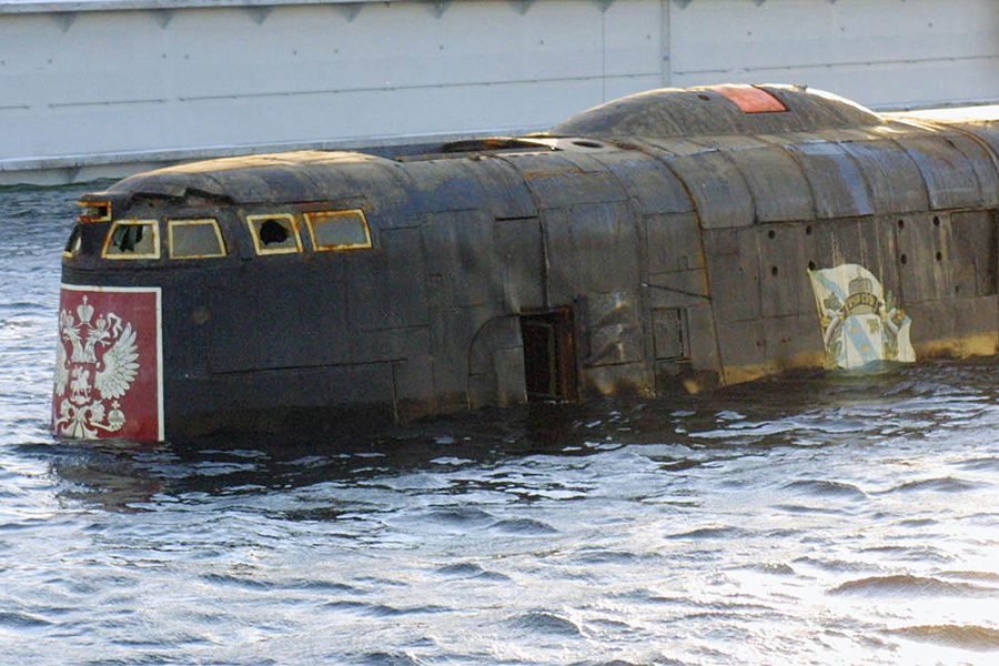 Атомный подводный ракетный крейсер &laquo;Курск&raquo; затонул в Баренцевом море в 175&nbsp;км от Североморска во время учений. Спасательная операция длилась несколько дней, в течение которых часть экипажа, состоявшего из 118 человек, оставалась в живых. Тяжелые погодные условия и недостаточная оснащенность необходимыми спасательными средствами привели к тому, что один из отсеков лодки был открыт только 21 августа. Все находившиеся на борту&nbsp;подводники погибли.

Следствие пришло к выводу, что причиной аварии стал взрыв учебной торпеды внутри четвертого торпедного аппарата, что привело к детонации&nbsp;остальных торпед
