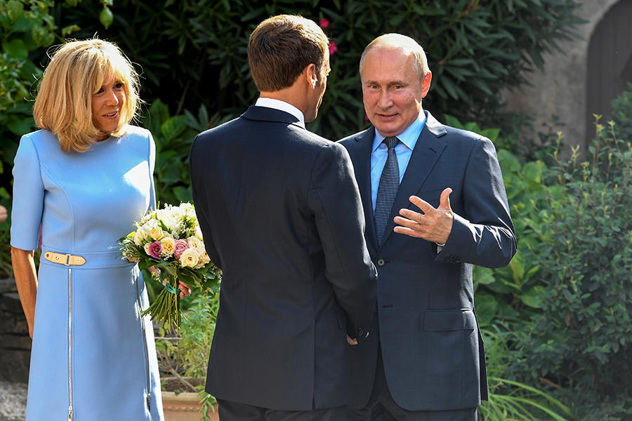 Брижит, Эмманюэль Макрон и Владимир Путин (слева направо)