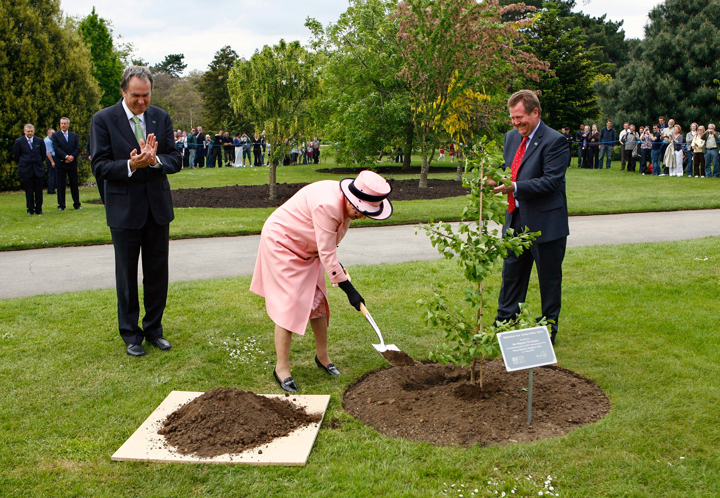 Елизавета II на праздновании 250-летия со дня основания Королевских ботанических садов Кью в Лондоне, 5 мая 2009 года