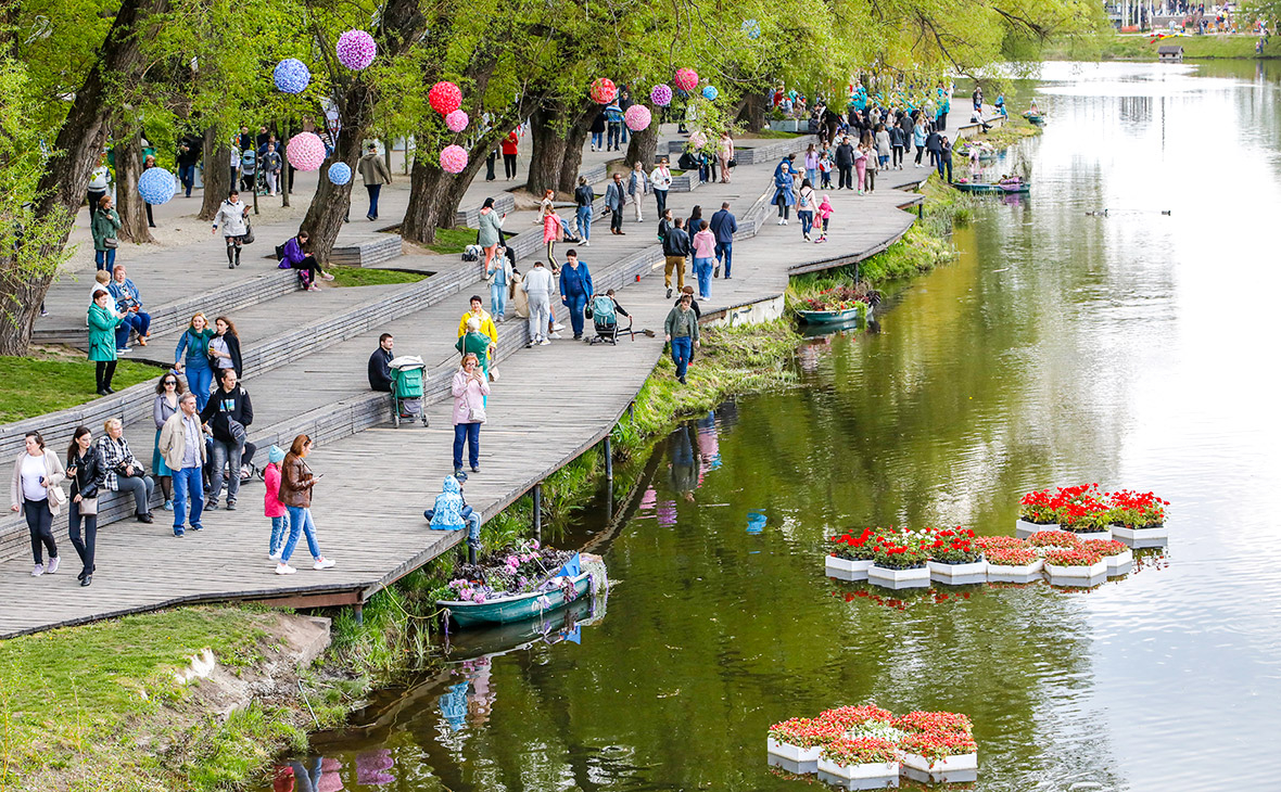 Люди на фестивале тюльпанов &laquo;Река в цвету&raquo; в Белгороде