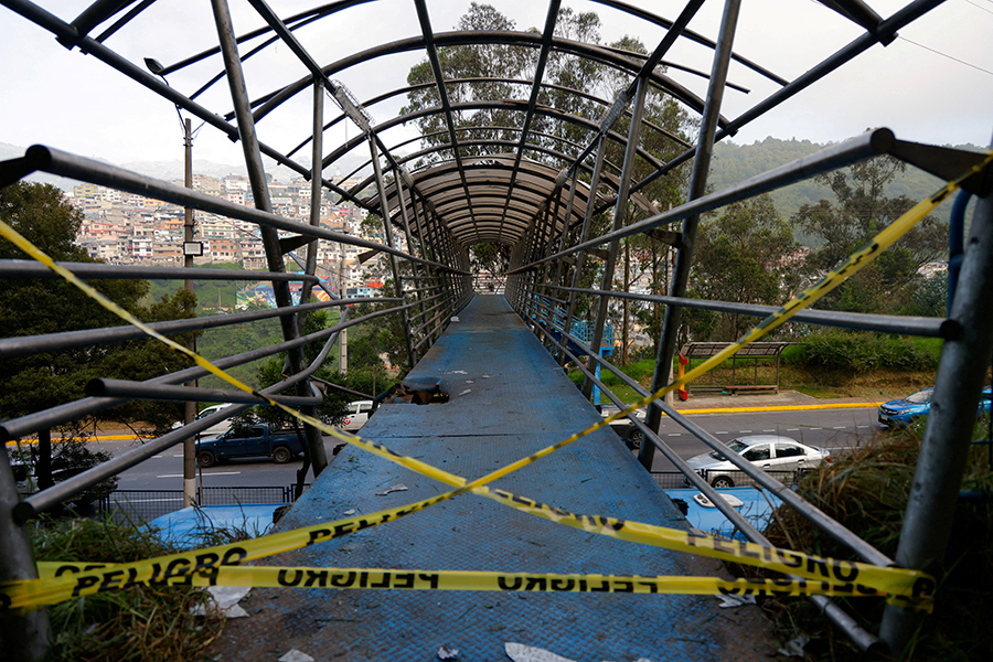 Последствия подрыва самодельного взрывного устройства на пешеходном мосту в Кито, 9 января